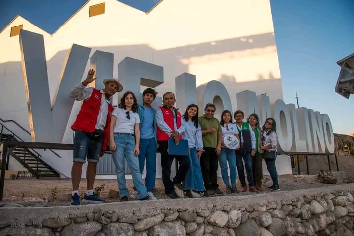 Grupo de viajeros frente al gran mural