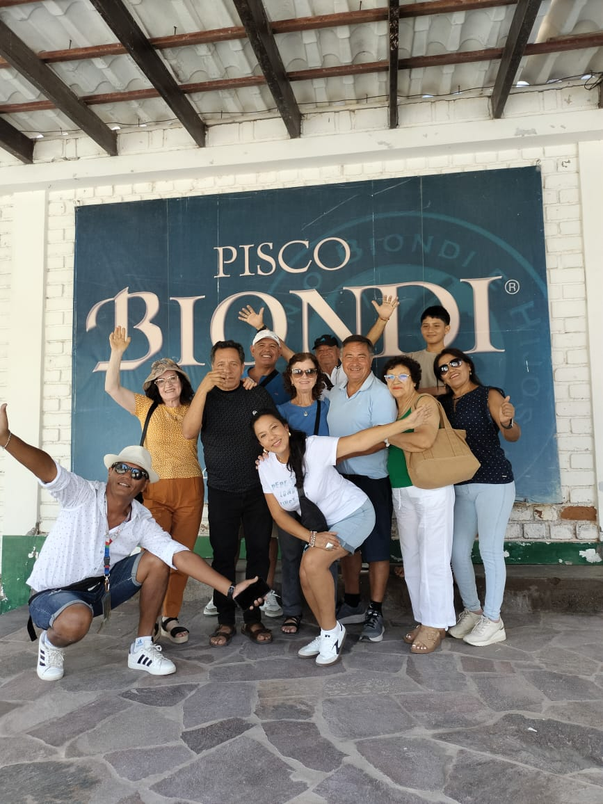 Viajeros compartiendo una visita a Pisco Biondi