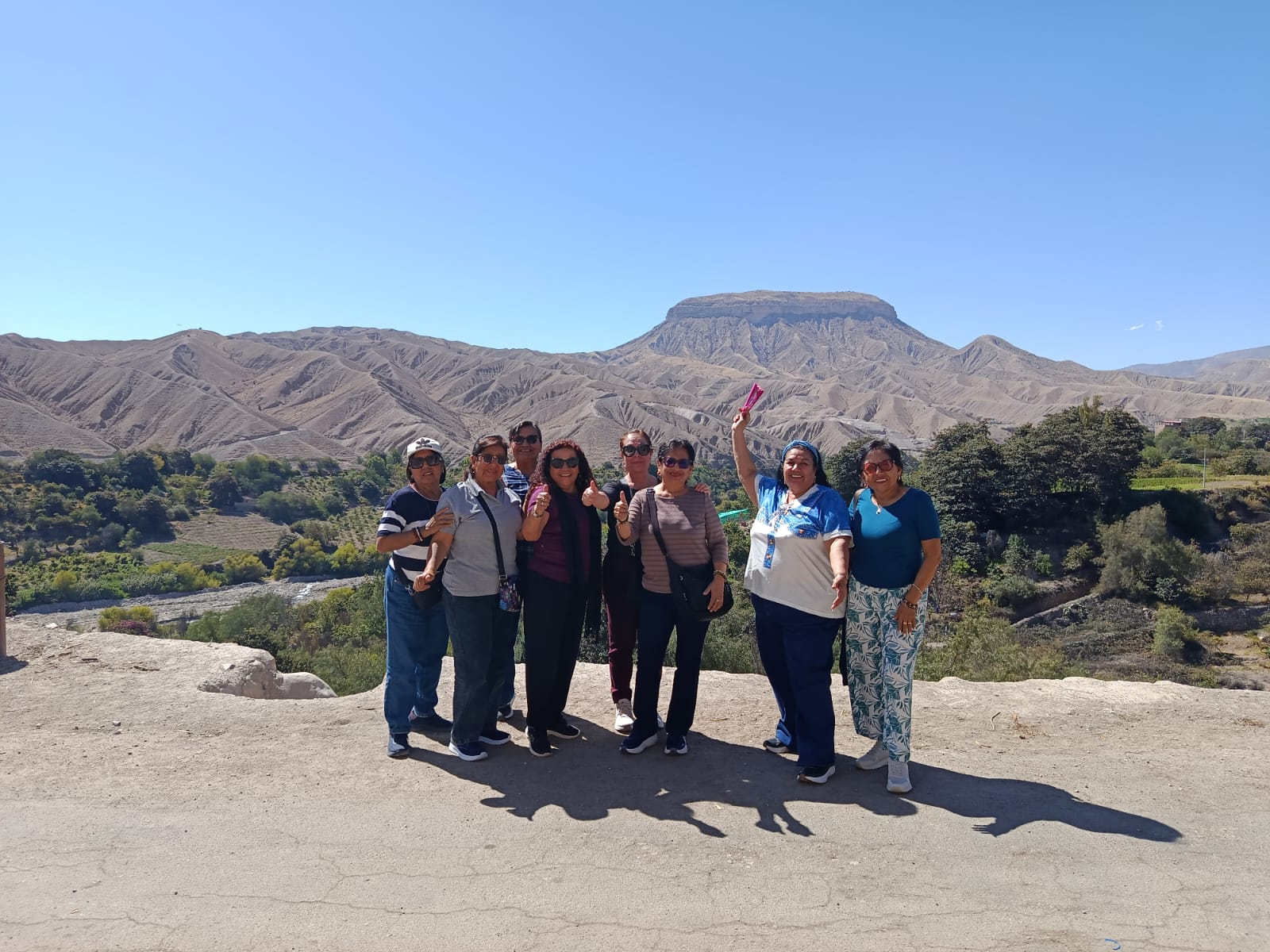 Grupo disfrutando los paisajes del valle