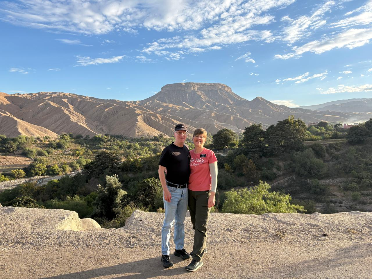 Viajeros disfrutando el valle y sus montañas